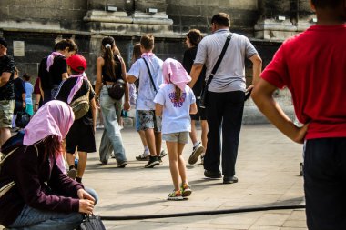 Lviv, Ukrayna, 18 Ağustos 2024 Lviv sakinleri ve turistler tarihi şehir merkezinde yürüyorlar. Ülke savaşta olmasına rağmen, çoğu işletme açık ve insanlar normal bir hayat yaşamaya çalışıyor..