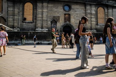 Lviv, Ukrayna, 18 Ağustos 2024 Lviv sakinleri ve turistler tarihi şehir merkezinde yürüyorlar. Ülke savaşta olmasına rağmen, çoğu işletme açık ve insanlar normal bir hayat yaşamaya çalışıyor..