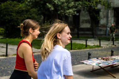 Lviv, Ukrayna, 18 Ağustos 2024 Lviv sakinleri ve turistler tarihi şehir merkezinde yürüyorlar. Ülke savaşta olmasına rağmen, çoğu işletme açık ve insanlar normal bir hayat yaşamaya çalışıyor..