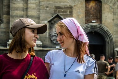 Lviv, Ukrayna, 18 Ağustos 2024 Lviv sakinleri ve turistler tarihi şehir merkezinde yürüyorlar. Ülke savaşta olmasına rağmen, çoğu işletme açık ve insanlar normal bir hayat yaşamaya çalışıyor..