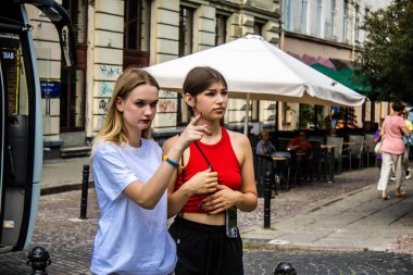 Lviv, Ukrayna, 18 Ağustos 2024 Lviv sakinleri ve turistler tarihi şehir merkezinde yürüyorlar. Ülke savaşta olmasına rağmen, çoğu işletme açık ve insanlar normal bir hayat yaşamaya çalışıyor..