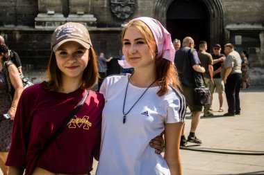 Lviv, Ukrayna, 18 Ağustos 2024 Lviv sakinleri ve turistler tarihi şehir merkezinde yürüyorlar. Ülke savaşta olmasına rağmen, çoğu işletme açık ve insanlar normal bir hayat yaşamaya çalışıyor..