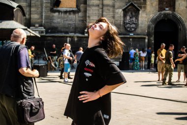 Lviv, Ukrayna, 18 Ağustos 2024 Lviv sakinleri ve turistler tarihi şehir merkezinde yürüyorlar. Ülke savaşta olmasına rağmen, çoğu işletme açık ve insanlar normal bir hayat yaşamaya çalışıyor..