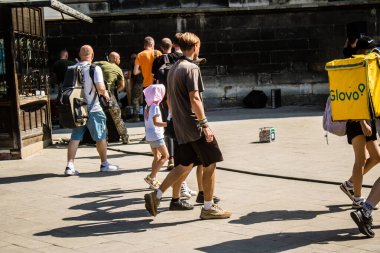 Lviv, Ukrayna, 18 Ağustos 2024 Lviv sakinleri ve turistler tarihi şehir merkezinde yürüyorlar. Ülke savaşta olmasına rağmen, çoğu işletme açık ve insanlar normal bir hayat yaşamaya çalışıyor..