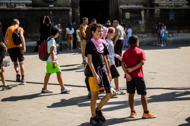 Lviv, Ukrayna, 18 Ağustos 2024 Lviv sakinleri ve turistler tarihi şehir merkezinde yürüyorlar. Ülke savaşta olmasına rağmen, çoğu işletme açık ve insanlar normal bir hayat yaşamaya çalışıyor..