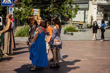 Lviv, Ukrayna, 18 Ağustos 2024 Lviv sakinleri ve turistler tarihi şehir merkezinde yürüyorlar. Ülke savaşta olmasına rağmen, çoğu işletme açık ve insanlar normal bir hayat yaşamaya çalışıyor..