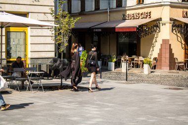 Lviv, Ukrayna, 18 Ağustos 2024 Lviv sakinleri ve turistler tarihi şehir merkezinde yürüyorlar. Ülke savaşta olmasına rağmen, çoğu işletme açık ve insanlar normal bir hayat yaşamaya çalışıyor..