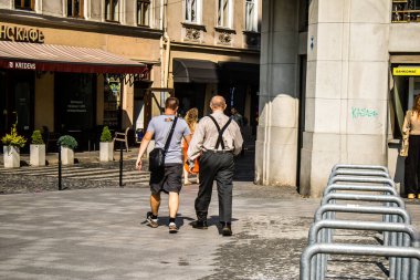 Lviv, Ukrayna, 18 Ağustos 2024 Lviv sakinleri ve turistler tarihi şehir merkezinde yürüyorlar. Ülke savaşta olmasına rağmen, çoğu işletme açık ve insanlar normal bir hayat yaşamaya çalışıyor..