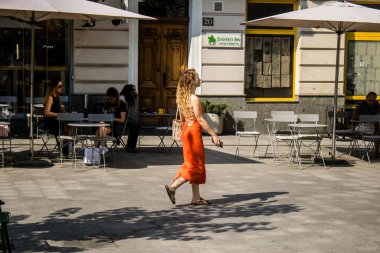 Lviv, Ukrayna, 18 Ağustos 2024 Lviv sakinleri ve turistler tarihi şehir merkezinde yürüyorlar. Ülke savaşta olmasına rağmen, çoğu işletme açık ve insanlar normal bir hayat yaşamaya çalışıyor..