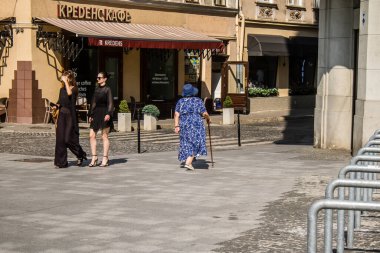 Lviv, Ukrayna, 18 Ağustos 2024 Lviv sakinleri ve turistler tarihi şehir merkezinde yürüyorlar. Ülke savaşta olmasına rağmen, çoğu işletme açık ve insanlar normal bir hayat yaşamaya çalışıyor..
