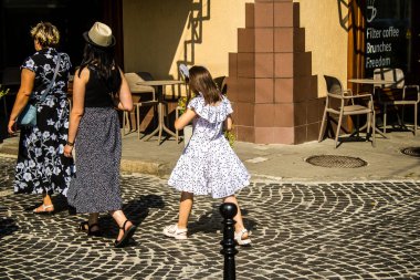 Lviv, Ukrayna, 18 Ağustos 2024 Lviv sakinleri ve turistler tarihi şehir merkezinde yürüyorlar. Ülke savaşta olmasına rağmen, çoğu işletme açık ve insanlar normal bir hayat yaşamaya çalışıyor..