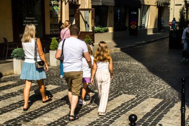Lviv, Ukrayna, 18 Ağustos 2024 Lviv sakinleri ve turistler tarihi şehir merkezinde yürüyorlar. Ülke savaşta olmasına rağmen, çoğu işletme açık ve insanlar normal bir hayat yaşamaya çalışıyor..