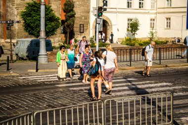 Lviv, Ukrayna, 18 Ağustos 2024 Lviv sakinleri ve turistler tarihi şehir merkezinde yürüyorlar. Ülke savaşta olmasına rağmen, çoğu işletme açık ve insanlar normal bir hayat yaşamaya çalışıyor..