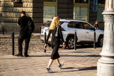 Lviv, Ukrayna, 18 Ağustos 2024 Lviv sakinleri ve turistler tarihi şehir merkezinde yürüyorlar. Ülke savaşta olmasına rağmen, çoğu işletme açık ve insanlar normal bir hayat yaşamaya çalışıyor..