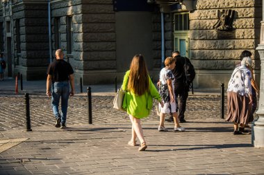 Lviv, Ukrayna, 18 Ağustos 2024 Lviv sakinleri ve turistler tarihi şehir merkezinde yürüyorlar. Ülke savaşta olmasına rağmen, çoğu işletme açık ve insanlar normal bir hayat yaşamaya çalışıyor..
