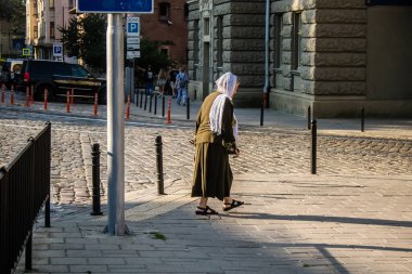 Lviv, Ukrayna, 18 Ağustos 2024 Lviv sakinleri ve turistler tarihi şehir merkezinde yürüyorlar. Ülke savaşta olmasına rağmen, çoğu işletme açık ve insanlar normal bir hayat yaşamaya çalışıyor..