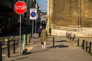 Lviv, Ukrayna, 18 Ağustos 2024 Lviv sakinleri ve turistler tarihi şehir merkezinde yürüyorlar. Ülke savaşta olmasına rağmen, çoğu işletme açık ve insanlar normal bir hayat yaşamaya çalışıyor..
