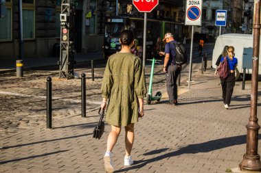 Lviv, Ukrayna, 18 Ağustos 2024 Lviv sakinleri ve turistler tarihi şehir merkezinde yürüyorlar. Ülke savaşta olmasına rağmen, çoğu işletme açık ve insanlar normal bir hayat yaşamaya çalışıyor..