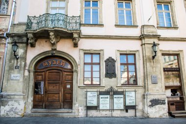 Lviv, Ukrayna, 18 Ağustos 2024, Rynok Meydanı, 14. yüzyıldan kalma bu meydan tarihi binalar, çeşmeler ve heykeller içerir. Lviv binaları Rus füzeleri tarafından tehdit ediliyor.