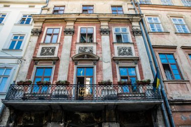 Lviv, Ukrayna, 18 Ağustos 2024, Rynok Meydanı, 14. yüzyıldan kalma bu meydan tarihi binalar, çeşmeler ve heykeller içerir. Lviv binaları Rus füzeleri tarafından tehdit ediliyor.