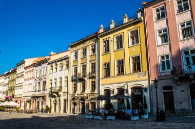 Lviv, Ukrayna, 18 Ağustos 2024, Rynok Meydanı, 14. yüzyıldan kalma bu meydan tarihi binalar, çeşmeler ve heykeller içerir. Lviv binaları Rus füzeleri tarafından tehdit ediliyor.