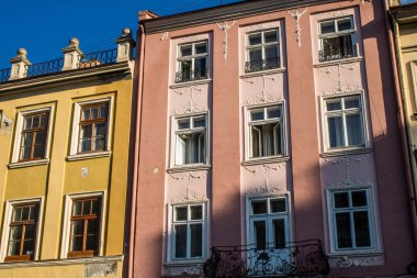 Lviv, Ukrayna, 18 Ağustos 2024, Rynok Meydanı, 14. yüzyıldan kalma bu meydan tarihi binalar, çeşmeler ve heykeller içerir. Lviv binaları Rus füzeleri tarafından tehdit ediliyor.