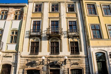 Lviv, Ukrayna, 18 Ağustos 2024, Rynok Meydanı, 14. yüzyıldan kalma bu meydan tarihi binalar, çeşmeler ve heykeller içerir. Lviv binaları Rus füzeleri tarafından tehdit ediliyor.