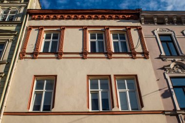 Lviv, Ukrayna, 18 Ağustos 2024, Rynok Meydanı, 14. yüzyıldan kalma bu meydan tarihi binalar, çeşmeler ve heykeller içerir. Lviv binaları Rus füzeleri tarafından tehdit ediliyor.