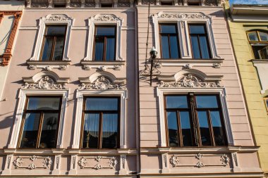 Lviv, Ukrayna, 18 Ağustos 2024, Rynok Meydanı, 14. yüzyıldan kalma bu meydan tarihi binalar, çeşmeler ve heykeller içerir. Lviv binaları Rus füzeleri tarafından tehdit ediliyor.