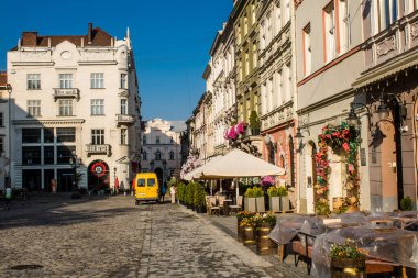 Lviv, Ukrayna, 18 Ağustos 2024, Rynok Meydanı, 14. yüzyıldan kalma bu meydan tarihi binalar, çeşmeler ve heykeller içerir. Lviv binaları Rus füzeleri tarafından tehdit ediliyor.