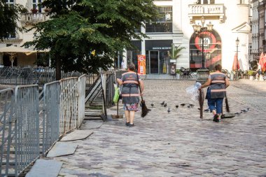 Lviv, Ukrayna, 18 Ağustos 2024, Rynok Meydanı, 14. yüzyıldan kalma bu meydan tarihi binalar, çeşmeler ve heykeller içerir. Lviv binaları Rus füzeleri tarafından tehdit ediliyor.