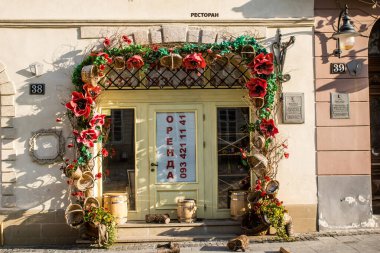 Lviv, Ukrayna, 18 Ağustos 2024, Rynok Meydanı, 14. yüzyıldan kalma bu meydan tarihi binalar, çeşmeler ve heykeller içerir. Lviv binaları Rus füzeleri tarafından tehdit ediliyor.