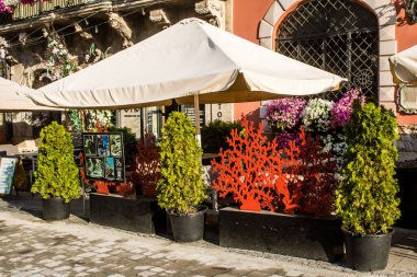 Lviv, Ukrayna, 18 Ağustos 2024, Rynok Meydanı, 14. yüzyıldan kalma bu meydan tarihi binalar, çeşmeler ve heykeller içerir. Lviv binaları Rus füzeleri tarafından tehdit ediliyor.