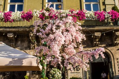 Lviv, Ukrayna, 18 Ağustos 2024, Rynok Meydanı, 14. yüzyıldan kalma bu meydan tarihi binalar, çeşmeler ve heykeller içerir. Lviv binaları Rus füzeleri tarafından tehdit ediliyor.