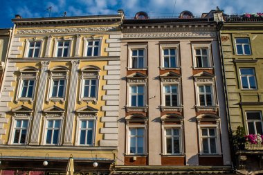 Lviv, Ukrayna, 18 Ağustos 2024, Rynok Meydanı, 14. yüzyıldan kalma bu meydan tarihi binalar, çeşmeler ve heykeller içerir. Lviv binaları Rus füzeleri tarafından tehdit ediliyor.