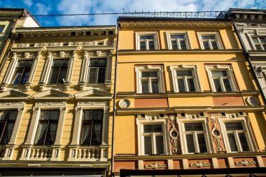 Lviv, Ukrayna, 18 Ağustos 2024, Rynok Meydanı, 14. yüzyıldan kalma bu meydan tarihi binalar, çeşmeler ve heykeller içerir. Lviv binaları Rus füzeleri tarafından tehdit ediliyor.