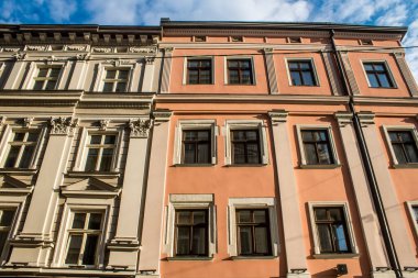 Lviv, Ukrayna, 18 Ağustos 2024, Rynok Meydanı, 14. yüzyıldan kalma bu meydan tarihi binalar, çeşmeler ve heykeller içerir. Lviv binaları Rus füzeleri tarafından tehdit ediliyor.
