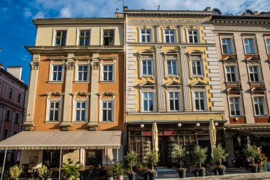Lviv, Ukrayna, 18 Ağustos 2024, Rynok Meydanı, 14. yüzyıldan kalma bu meydan tarihi binalar, çeşmeler ve heykeller içerir. Lviv binaları Rus füzeleri tarafından tehdit ediliyor.