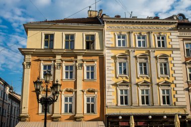 Lviv, Ukrayna, 18 Ağustos 2024, Rynok Meydanı, 14. yüzyıldan kalma bu meydan tarihi binalar, çeşmeler ve heykeller içerir. Lviv binaları Rus füzeleri tarafından tehdit ediliyor.