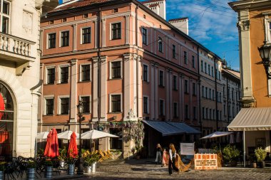 Lviv, Ukrayna, 18 Ağustos 2024, Rynok Meydanı, 14. yüzyıldan kalma bu meydan tarihi binalar, çeşmeler ve heykeller içerir. Lviv binaları Rus füzeleri tarafından tehdit ediliyor.