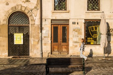 Lviv, Ukrayna, 18 Ağustos 2024, Rynok Meydanı, 14. yüzyıldan kalma bu meydan tarihi binalar, çeşmeler ve heykeller içerir. Lviv binaları Rus füzeleri tarafından tehdit ediliyor.