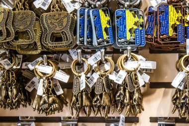 Lviv, Ukrayna, 18 Ağustos 2024 hediyelik eşya dükkanı Lviv şehir merkezinde yer almaktadır. Mağaza, Rusya ile savaşa rağmen turistlere çeşitli ürünler satıyor..