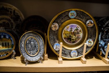 Lviv, Ukrayna, 18 Ağustos 2024 hediyelik eşya dükkanı Lviv şehir merkezinde yer almaktadır. Mağaza, Rusya ile savaşa rağmen turistlere çeşitli ürünler satıyor..