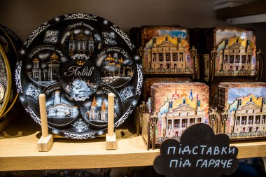 Lviv, Ukrayna, 18 Ağustos 2024 hediyelik eşya dükkanı Lviv şehir merkezinde yer almaktadır. Mağaza, Rusya ile savaşa rağmen turistlere çeşitli ürünler satıyor..