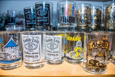 Lviv, Ukrayna, 18 Ağustos 2024 hediyelik eşya dükkanı Lviv şehir merkezinde yer almaktadır. Mağaza, Rusya ile savaşa rağmen turistlere çeşitli ürünler satıyor..