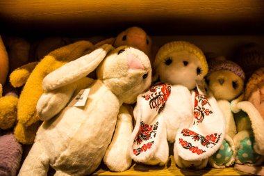 Lviv, Ukrayna, 18 Ağustos 2024 hediyelik eşya dükkanı Lviv şehir merkezinde yer almaktadır. Mağaza, Rusya ile savaşa rağmen turistlere çeşitli ürünler satıyor..