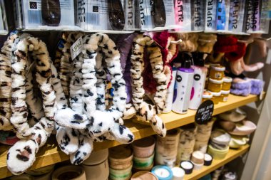 Lviv, Ukrayna, 18 Ağustos 2024 hediyelik eşya dükkanı Lviv şehir merkezinde yer almaktadır. Mağaza, Rusya ile savaşa rağmen turistlere çeşitli ürünler satıyor..