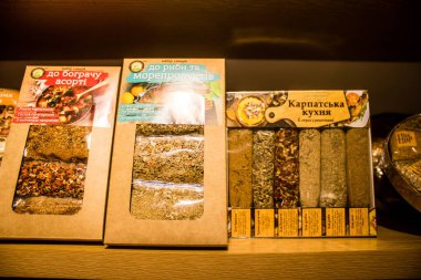 Lviv, Ukrayna, 18 Ağustos 2024 hediyelik eşya dükkanı Lviv şehir merkezinde yer almaktadır. Mağaza, Rusya ile savaşa rağmen turistlere çeşitli ürünler satıyor..