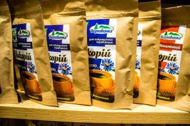 Lviv, Ukrayna, 18 Ağustos 2024 hediyelik eşya dükkanı Lviv şehir merkezinde yer almaktadır. Mağaza, Rusya ile savaşa rağmen turistlere çeşitli ürünler satıyor..