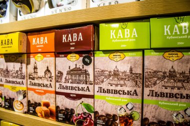 Lviv, Ukrayna, 18 Ağustos 2024 hediyelik eşya dükkanı Lviv şehir merkezinde yer almaktadır. Mağaza, Rusya ile savaşa rağmen turistlere çeşitli ürünler satıyor..